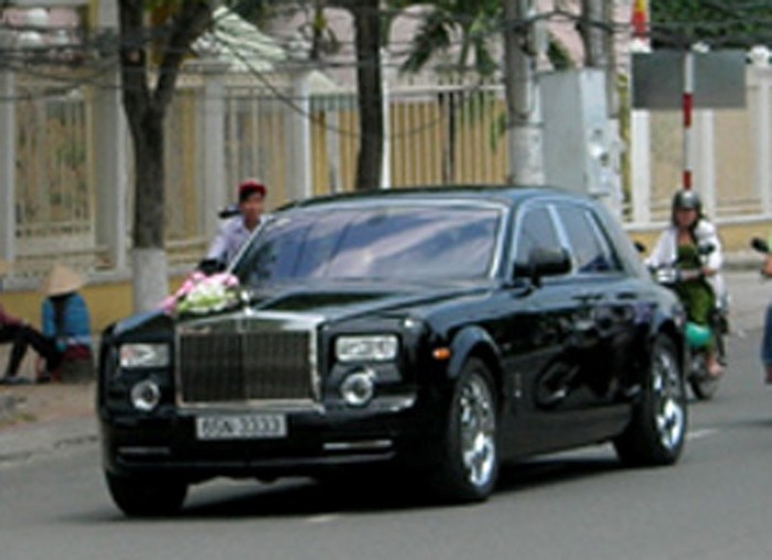 Rolls-Royce màu đen trong một đám rước dâu toàn siêu xe
